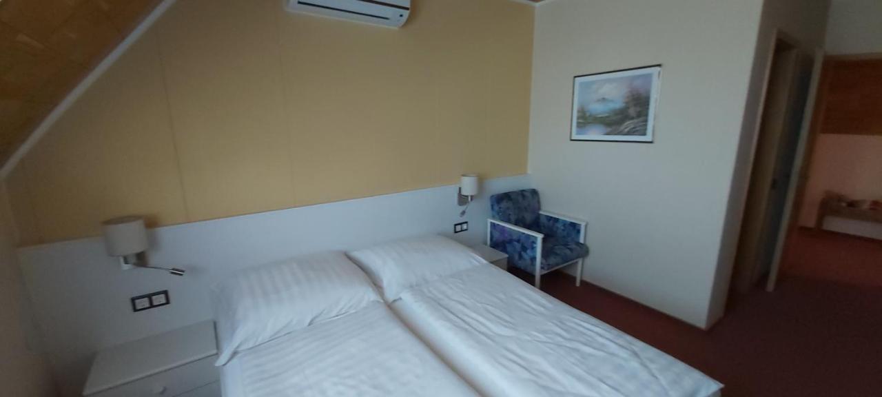 Holp Panzio Hotel Balatonfoldvar Bagian luar foto