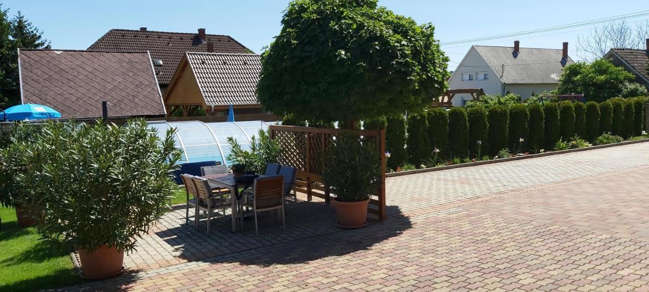 Holp Panzio Hotel Balatonfoldvar Bagian luar foto