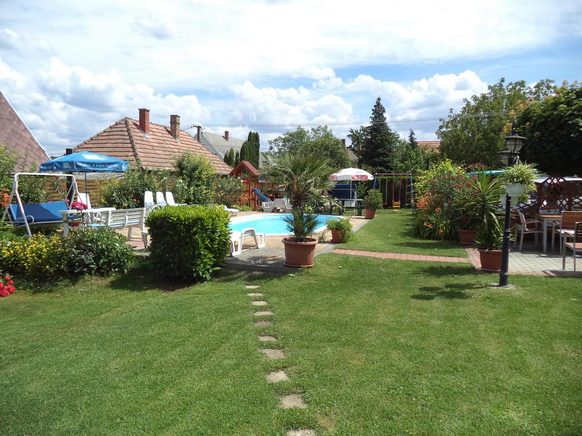 Holp Panzio Hotel Balatonfoldvar Bagian luar foto