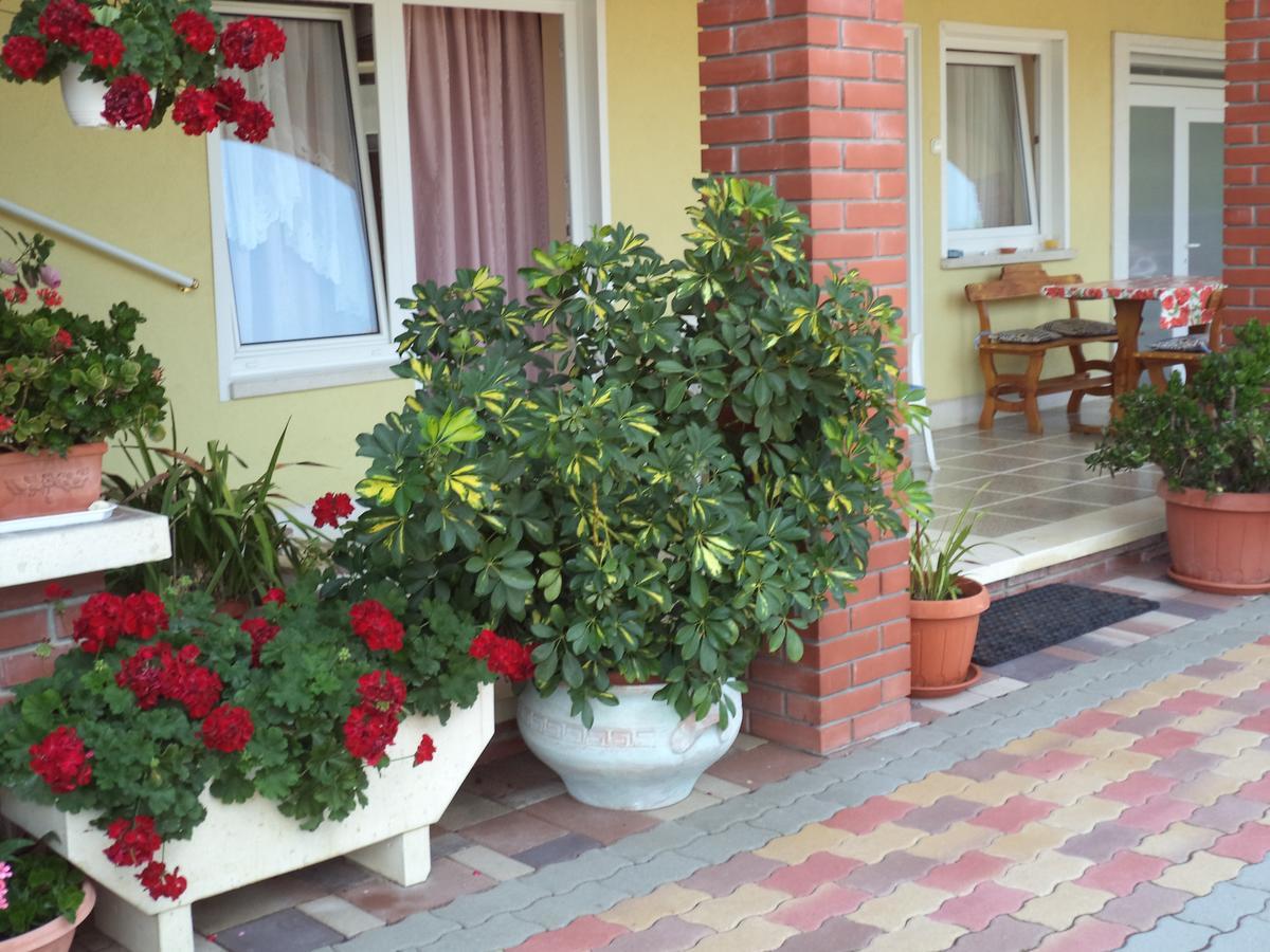 Holp Panzio Hotel Balatonfoldvar Bagian luar foto