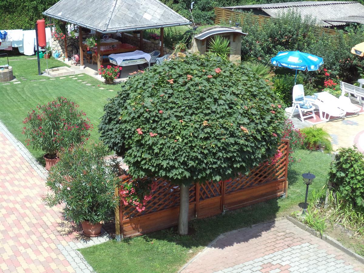 Holp Panzio Hotel Balatonfoldvar Bagian luar foto