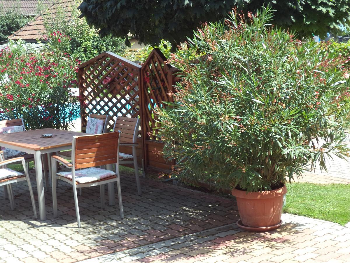 Holp Panzio Hotel Balatonfoldvar Bagian luar foto