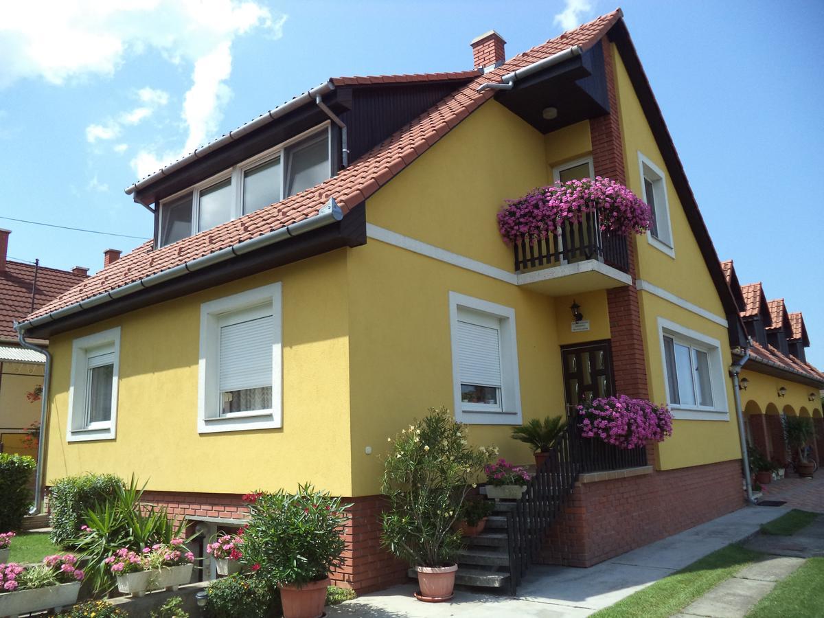 Holp Panzio Hotel Balatonfoldvar Bagian luar foto