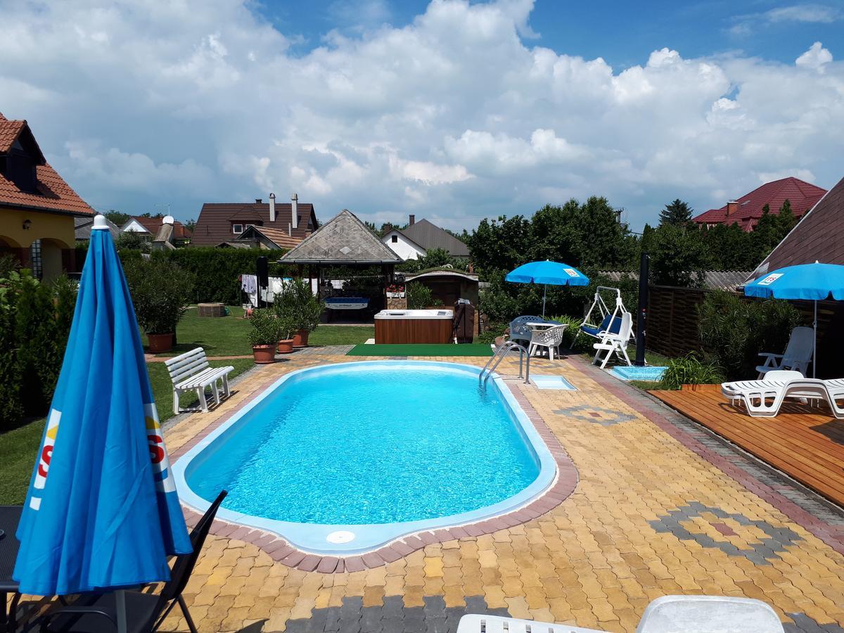 Holp Panzio Hotel Balatonfoldvar Bagian luar foto